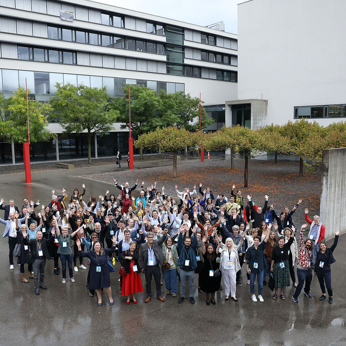 Gruppenfoto aller Teilnehmenden draussen