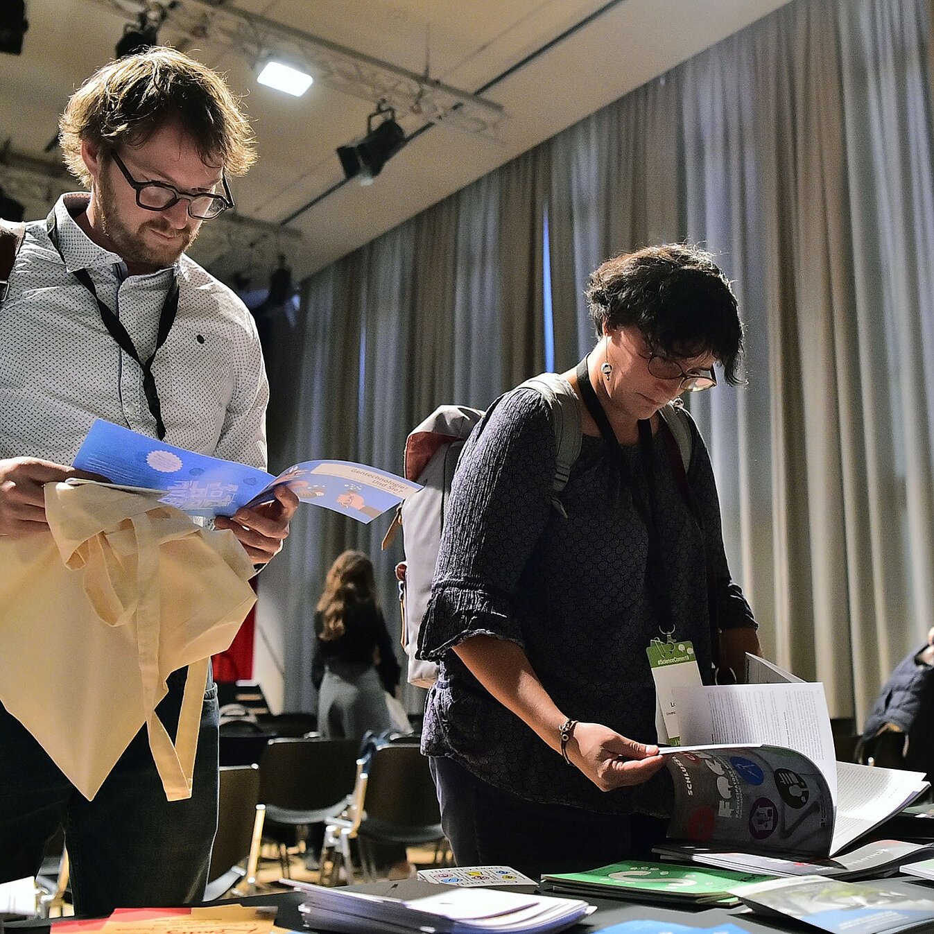 Menschen am Empfang der ScienceComm