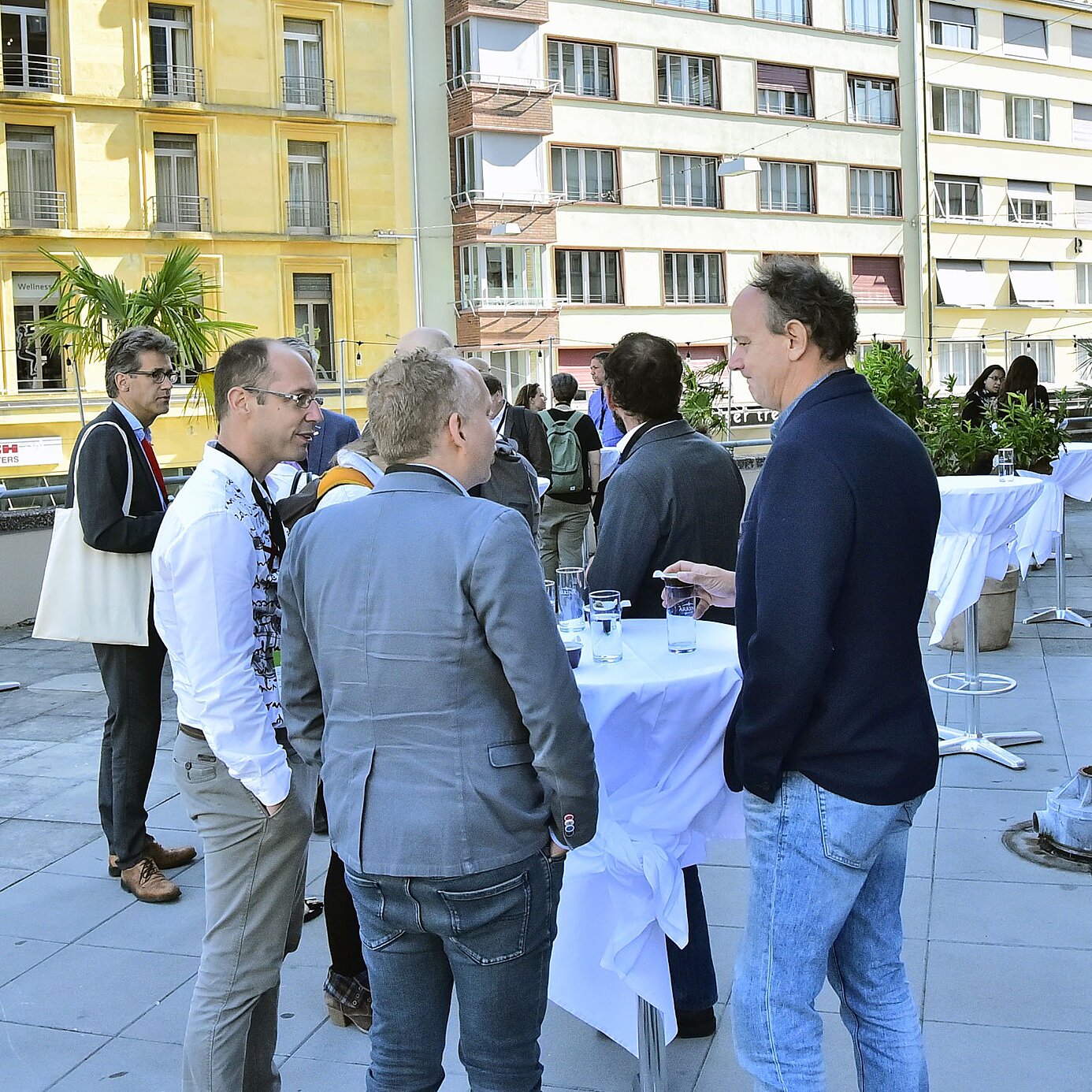 Menschen im Gespräch draussen