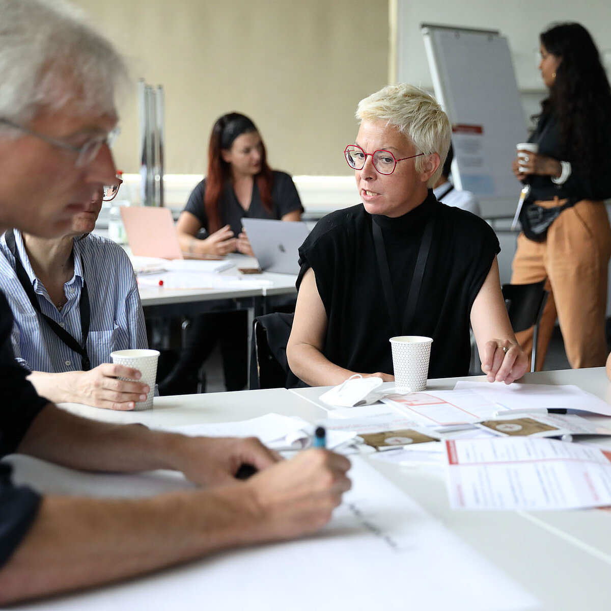 Menschen in einem Workshop an einem Tisch