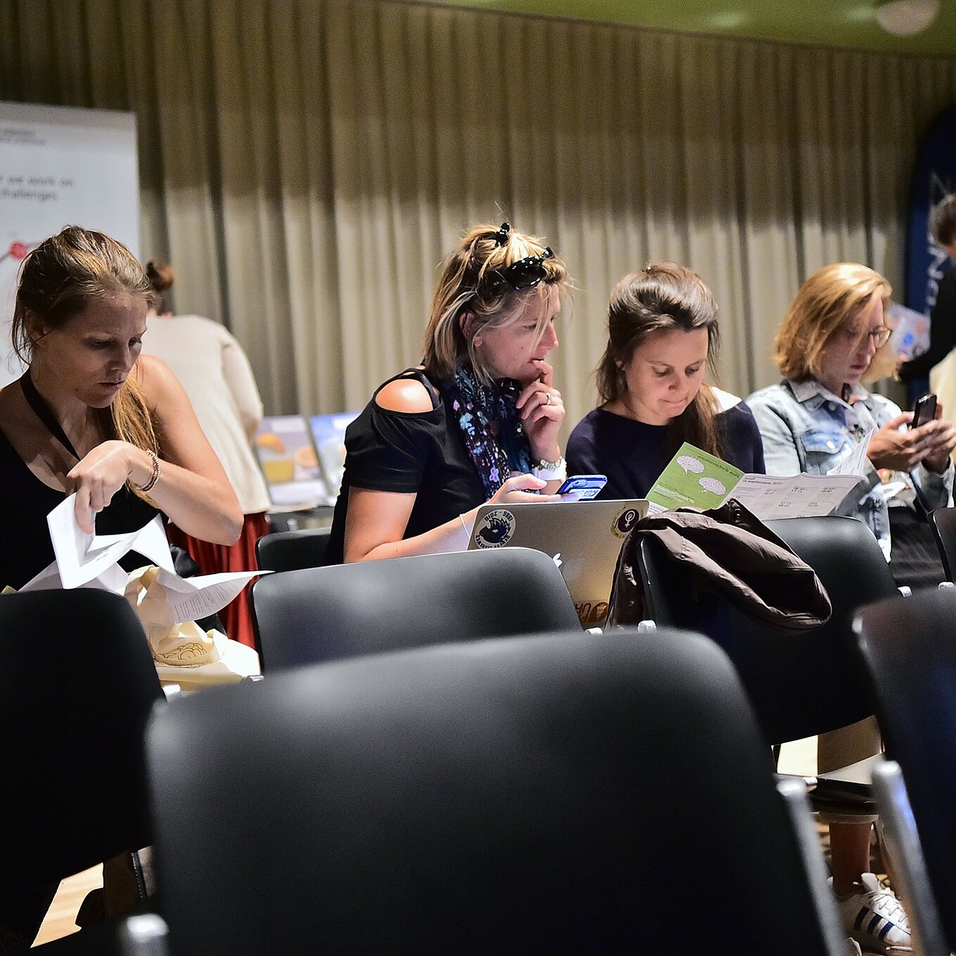 Drei Frauen studieren das Programm